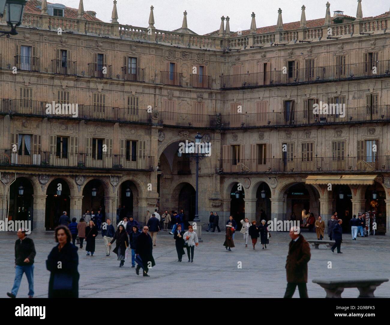 ARCO DE ACCESO A LA PLAZA MAYOR - FOTO AÑOS 90. Location: HALLMARKT. SALAMANCA. SPAIN. Stock Photo