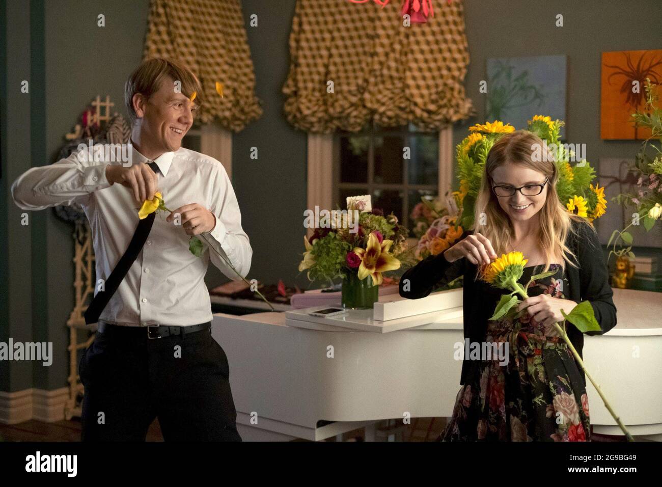 JOSH THOMAS and KAYLA CROMER in EVERYTHING'S GONNA BE OKAY (2020