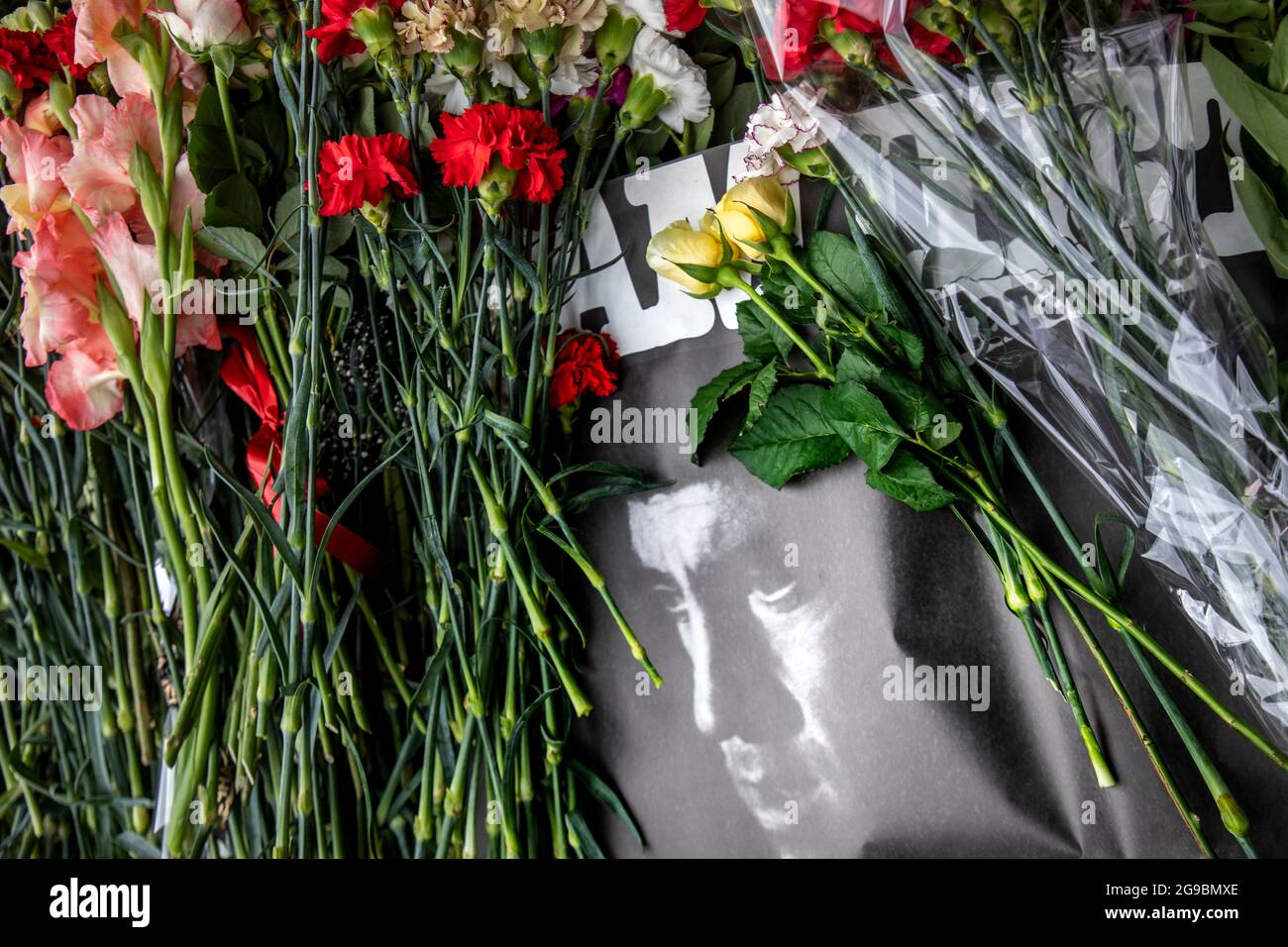 Moscow, Russia. 25th of July, 2021 The poster of the play 'Hamlet' of the Taganka Theater with a portrait of Vladimir Vysotsky on the grave of the actor and poet at the Vagankovsky Cemetery in Moscow Stock Photo