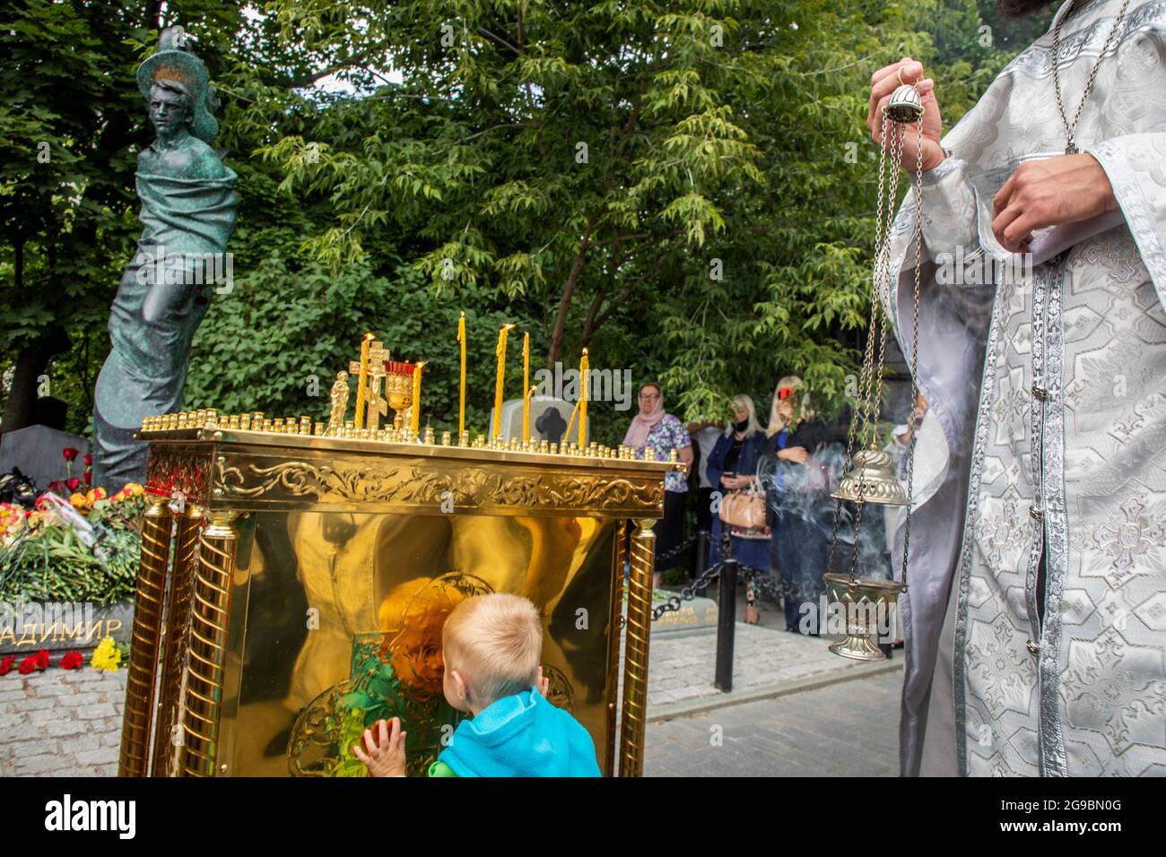 Moscow, Russia. 25th of July, 2021 Memorial service at the grave of Vladimir Vysotsky at the Vagankovsky Cemetery in Moscow on the 41st anniversary of the poet's death Stock Photo