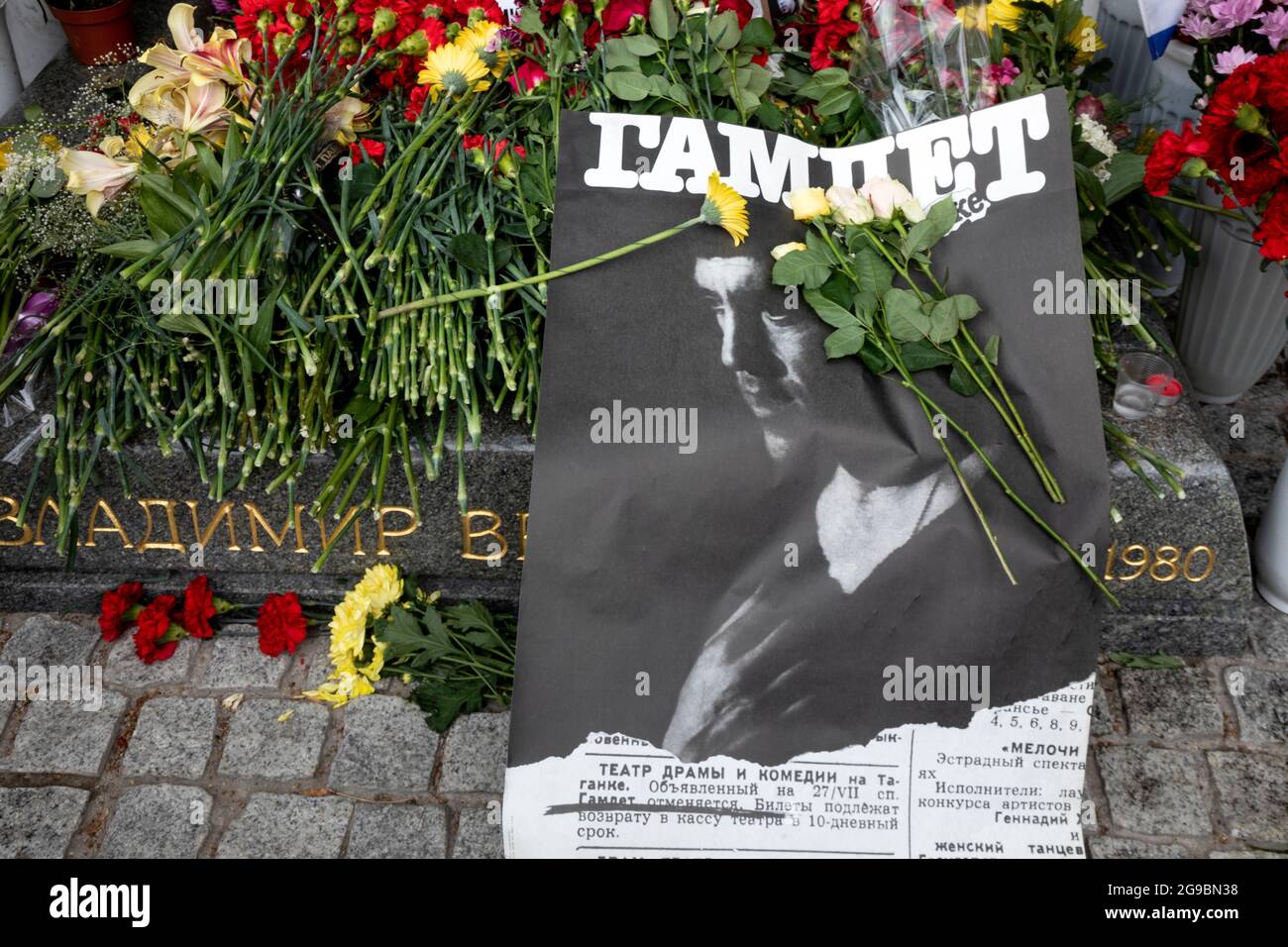 Moscow, Russia. 25th of July, 2021 The poster of the play 'Hamlet' of the Taganka Theater with a portrait of Vladimir Vysotsky on the grave of the actor and poet at the Vagankovsky Cemetery in Moscow Stock Photo