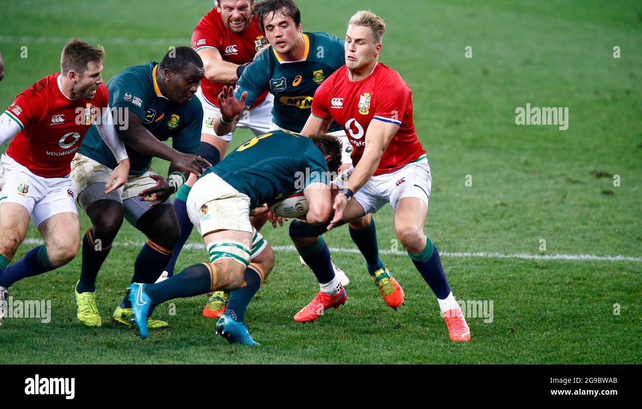 duhan-van-der-merwe-of-the-british-irish-lions-tackling-kwagga-smith