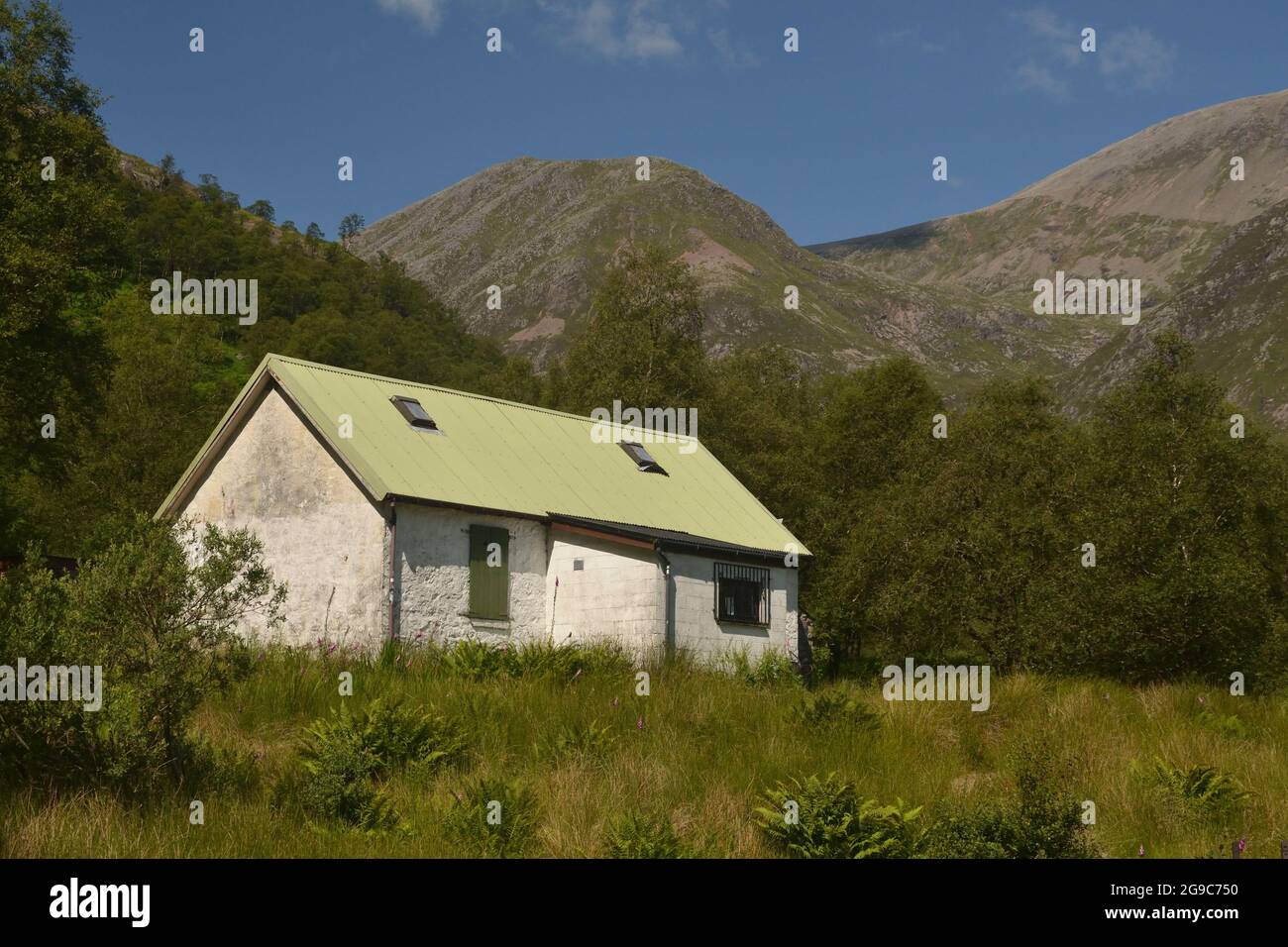 Steall Hut, a bothy in Glen Nevis, Scottish Highlands.  In Great Britain, a small mountain hut such as this is known as a bothy. Stock Photo