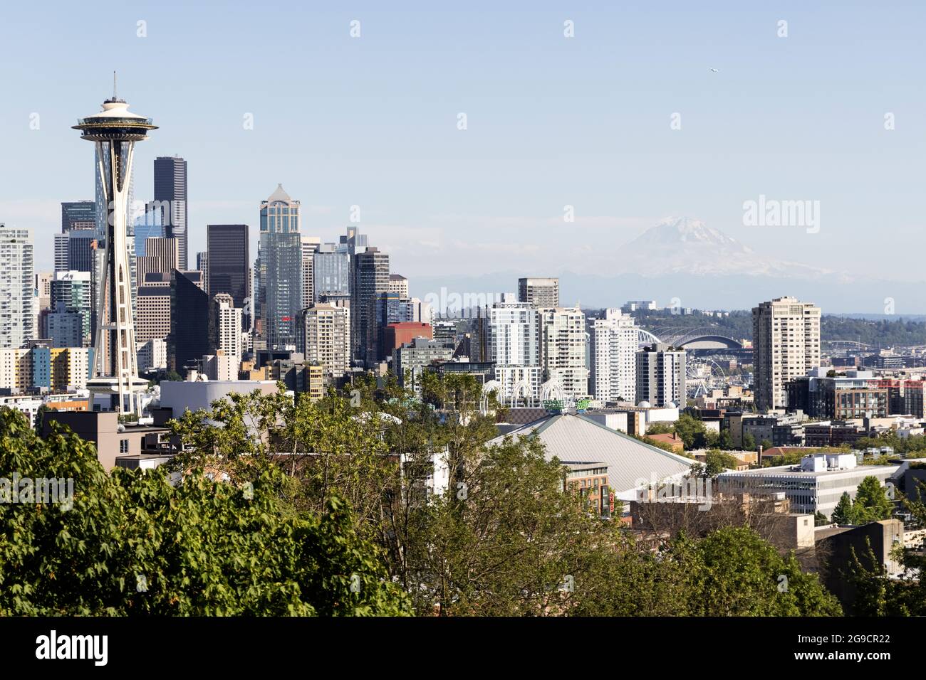 The view of the skyline of Seattle, Washington, USA, from Kerry Park in the Queen Anne neighborhood. Mount Rainier is in the distance. Stock Photo