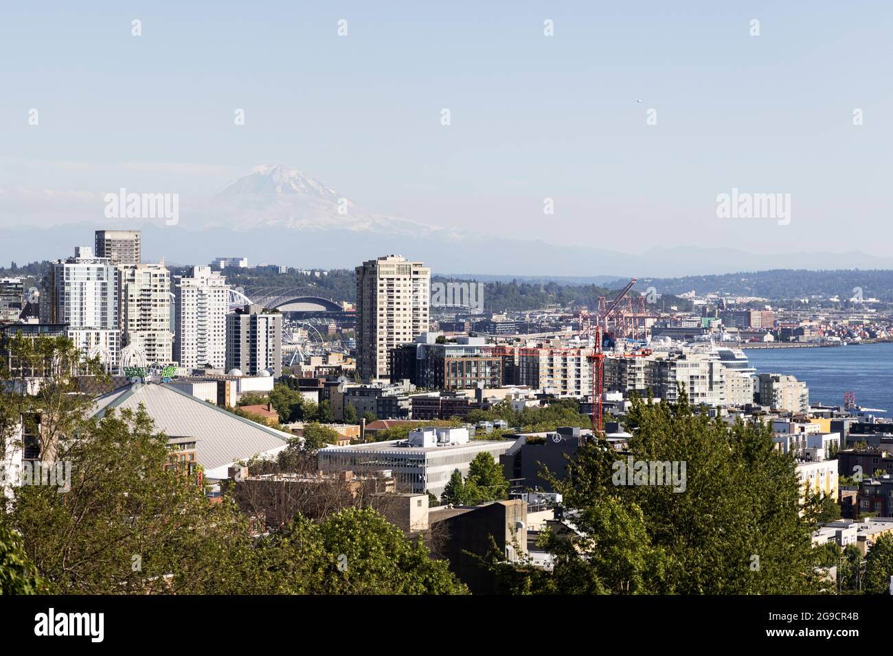 The view of the skyline of Seattle, Washington, USA, from Kerry Park in the Queen Anne neighborhood. Mount Rainier is in the distance. Stock Photo