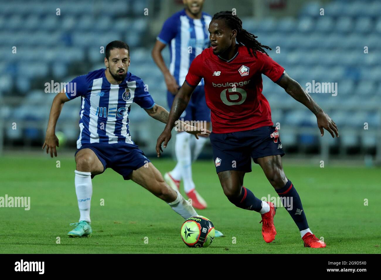 Algarve, Portugal. 25th July, 2021. Renato Sanches of Lille OSC (R ) vies with Bruno Costa of FC Porto during the pre-season friendly football match between FC Porto and Lille OSC at the Algarve stadium in Loule, Portugal on July 25, 2021. (Credit Image: © Pedro Fiuza/ZUMA Press Wire) Stock Photo