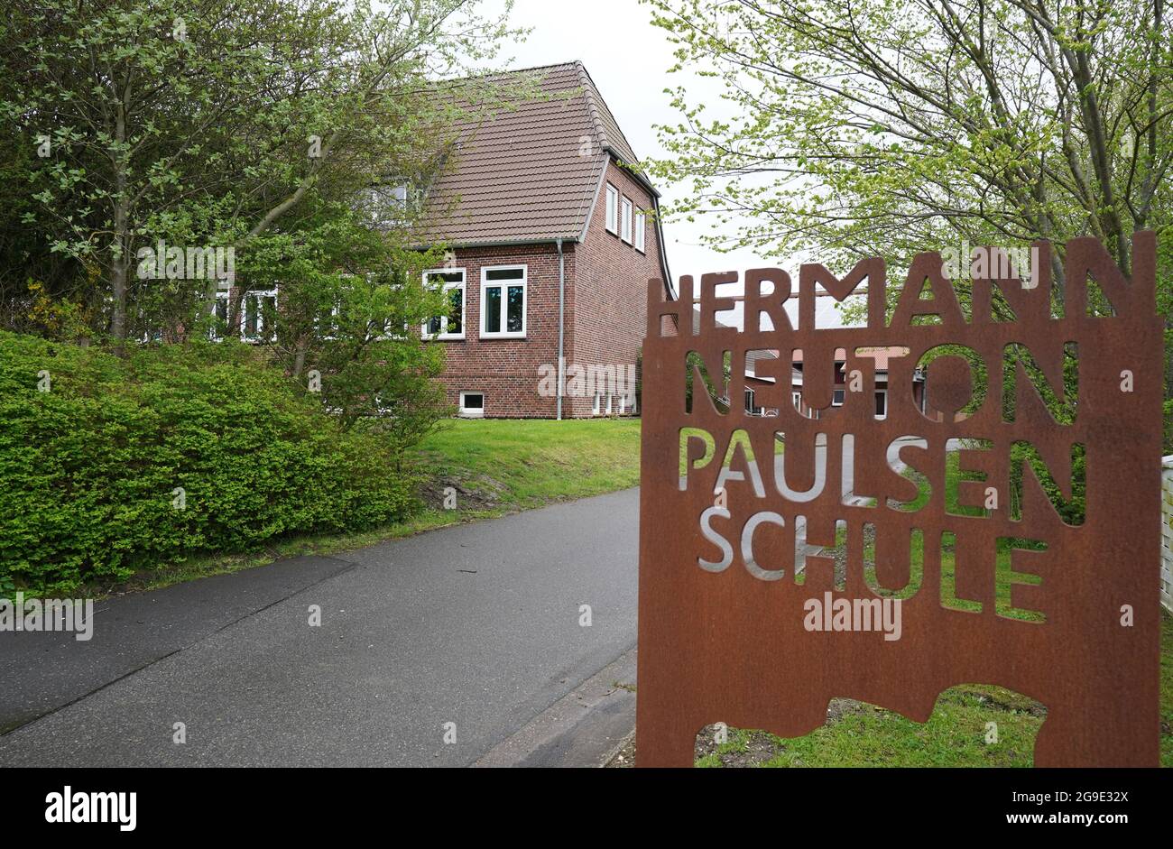 Pellworm, Germany. 11th May, 2021. View of the Hermann Neuton Paulsen School on the North Sea island of Pellworm. Shortly before the start of the new school year in Schleswig-Holstein, the teacher situation on the North Frisian islands and Halligen is stable. (to dpa 'Teacher situation on the islands and Halligen stable') Credit: Marcus Brandt/dpa/Alamy Live News Stock Photo