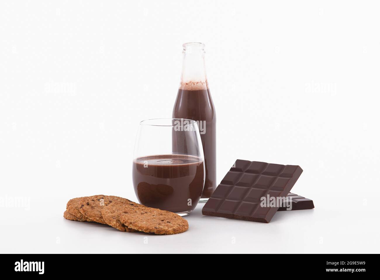 https://c8.alamy.com/comp/2G9E5W9/glass-bottle-of-sweet-chocolate-milkshake-and-chocolate-bars-on-the-white-background-2G9E5W9.jpg