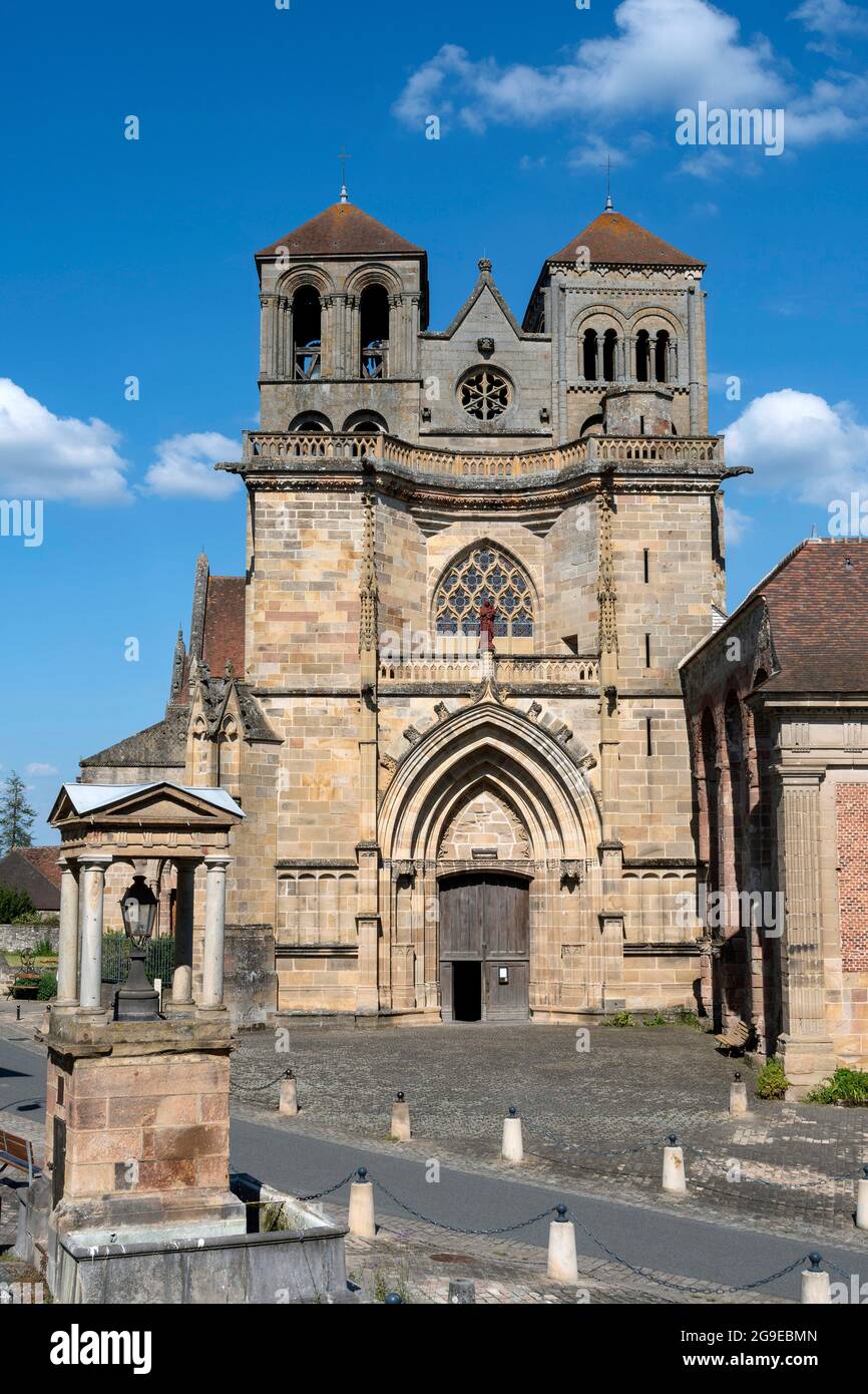Allier (03) Souvigny. Facade de l'église prieurale St- Pierre et St-Paul de Souvigny affiliée à la puissante abbaye de Cluny.// France. Auvregne-Rhone Stock Photo