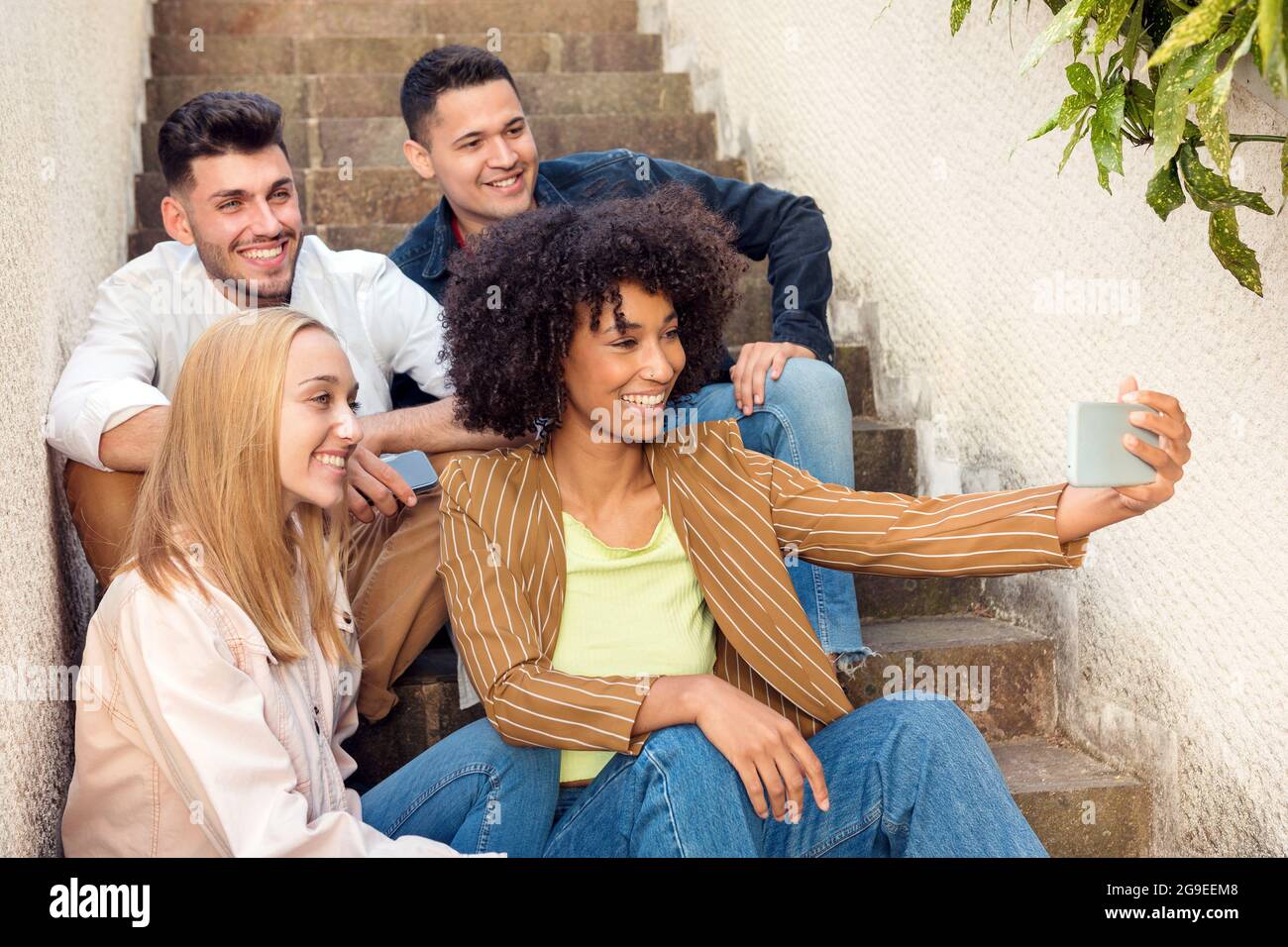 Group friends posing photo hi-res stock photography and images - Alamy