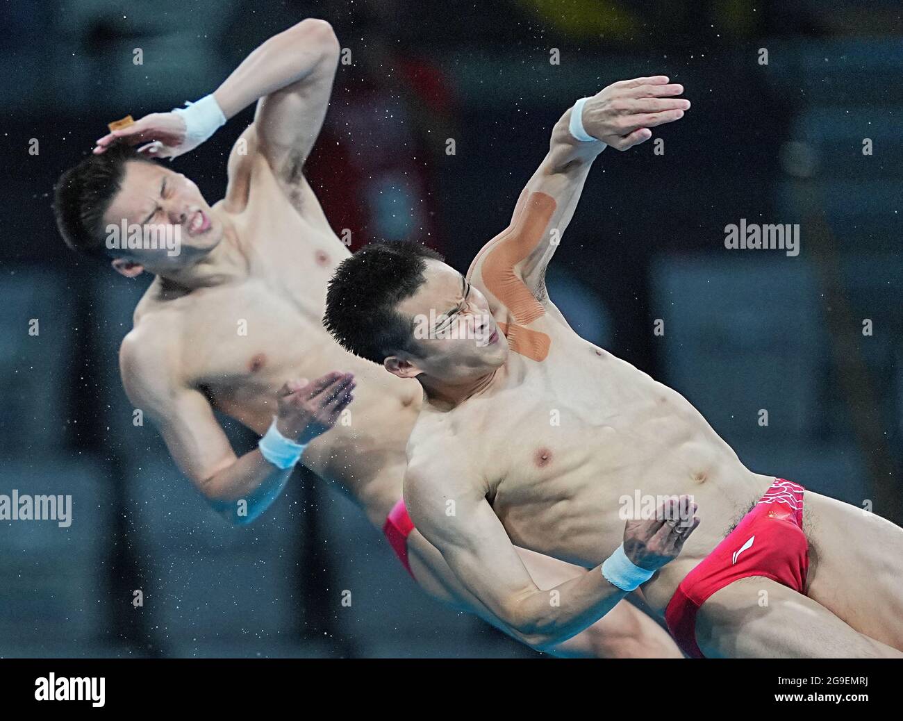 Tokio, Japan. 26th July, 2021. Swimming: Olympics, preliminaries, water diving - synchronised 10m, men at Tokyo Aquatics Centre. China's Cao Yuan and Chen Aisen in action. Credit: Michael Kappeler/dpa/Alamy Live News Stock Photo