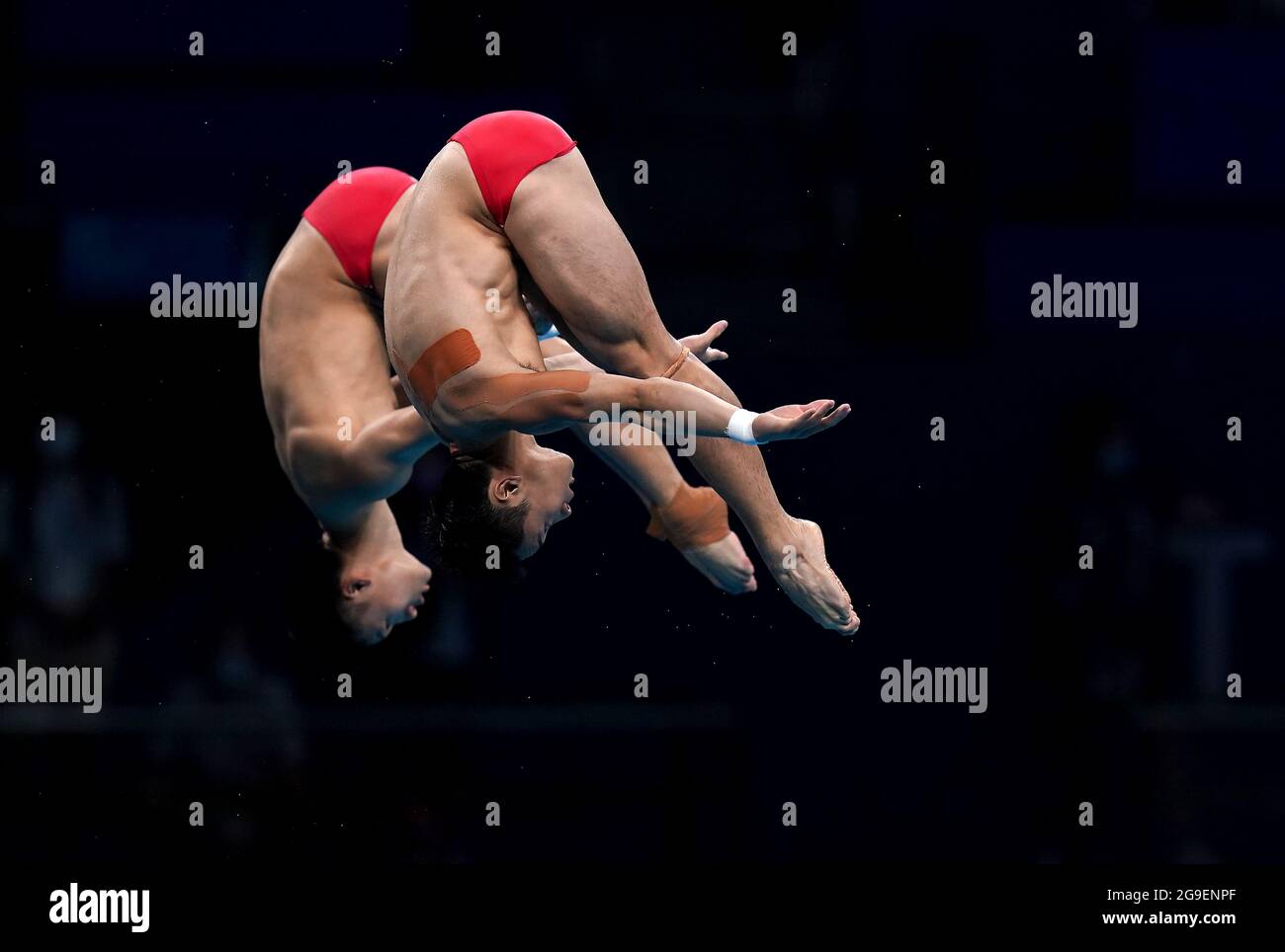 China's Yuan Cao and Aisen Chen during the Men's Synchronised 10m Platform Final at the Tokyo Aquatics Centre on the third day of the Tokyo 2020 Olympic Games in Japan. Picture date: Monday July 26, 2021. Stock Photo