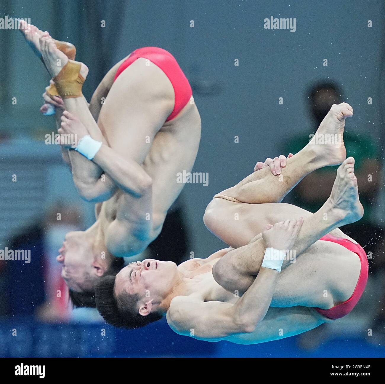 Tokio, Japan. 26th July, 2021. Swimming: Olympics, preliminaries, water diving - synchronised 10m, men at Tokyo Aquatics Centre. China's Cao Yuan and Chen Aisen in action. Credit: Michael Kappeler/dpa/Alamy Live News Stock Photo