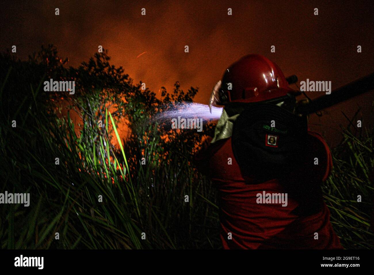https://c8.alamy.com/comp/2G9ET16/officers-from-manggala-agni-daops-banyuasin-extinguish-peatland-fires-in-ibul-1-village-pemulutan-district-ogan-ilir-regency-south-sumatra-this-land-fire-occurred-at-1000-wib-with-an-area-of-about-4-hectares-of-peat-burned-photo-by-humaidy-kenedypacific-presssipa-usa-2G9ET16.jpg