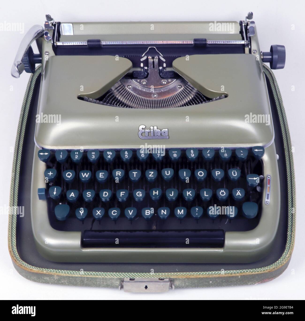 technics, mechanical portable typewriter Erika 10, design by factory,  ADDITIONAL-RIGHTS-CLEARANCE-INFO-NOT-AVAILABLE Stock Photo - Alamy