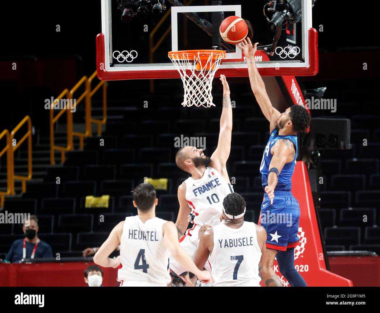 basketball game between France and United States of America at the