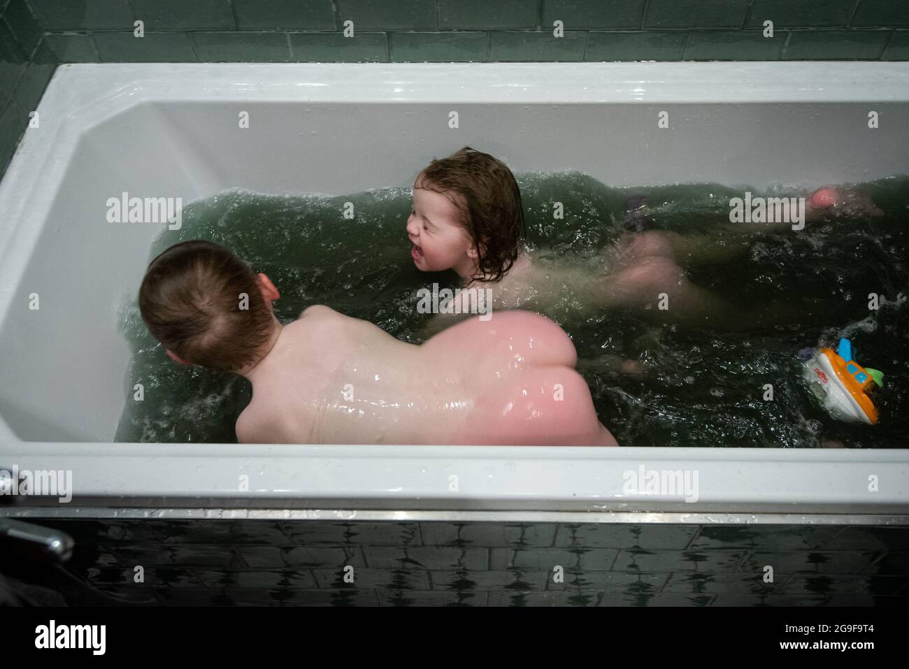 mom daughter bath Mother daughter in bath hi-res stock photography and images - Alamy