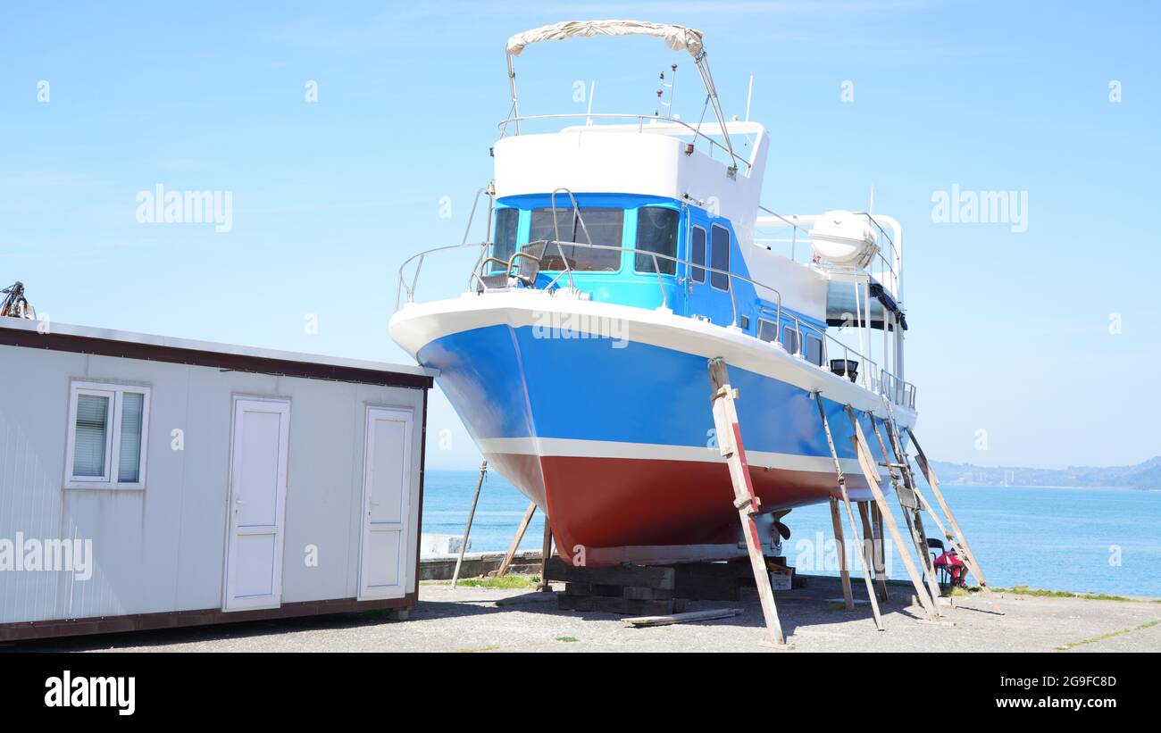 Tug guiding container ship hi-res stock photography and images - Alamy
