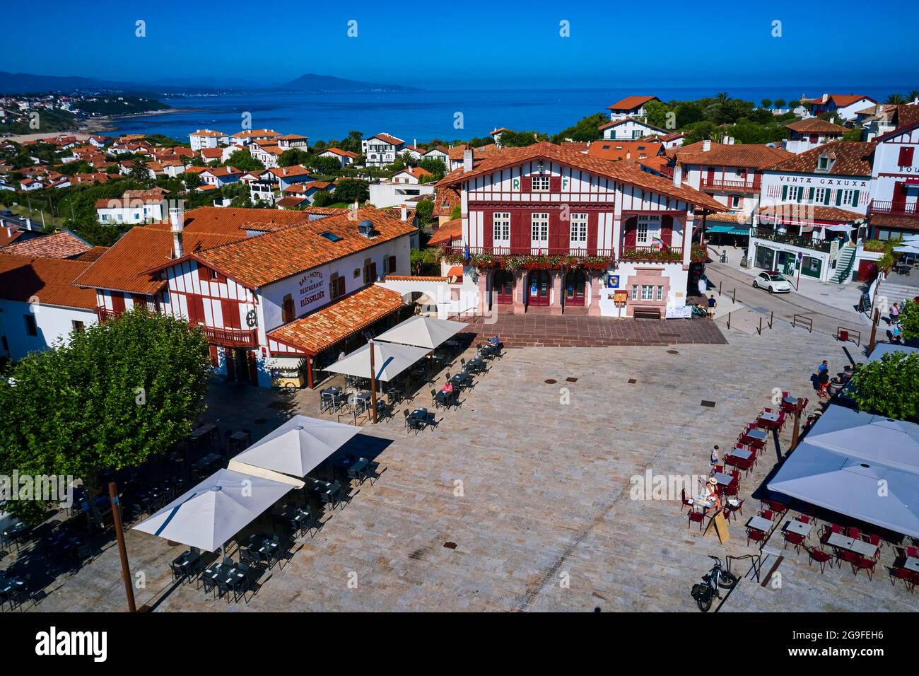 Maison traditionnelle du pays basque hi-res stock photography and ...