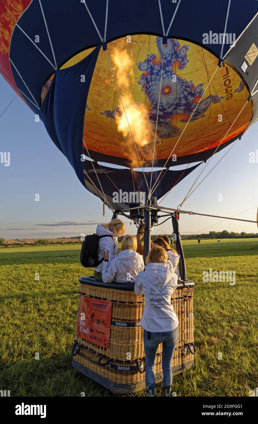France hot air balloon flight hi-res stock photography and images - Page 15  - Alamy