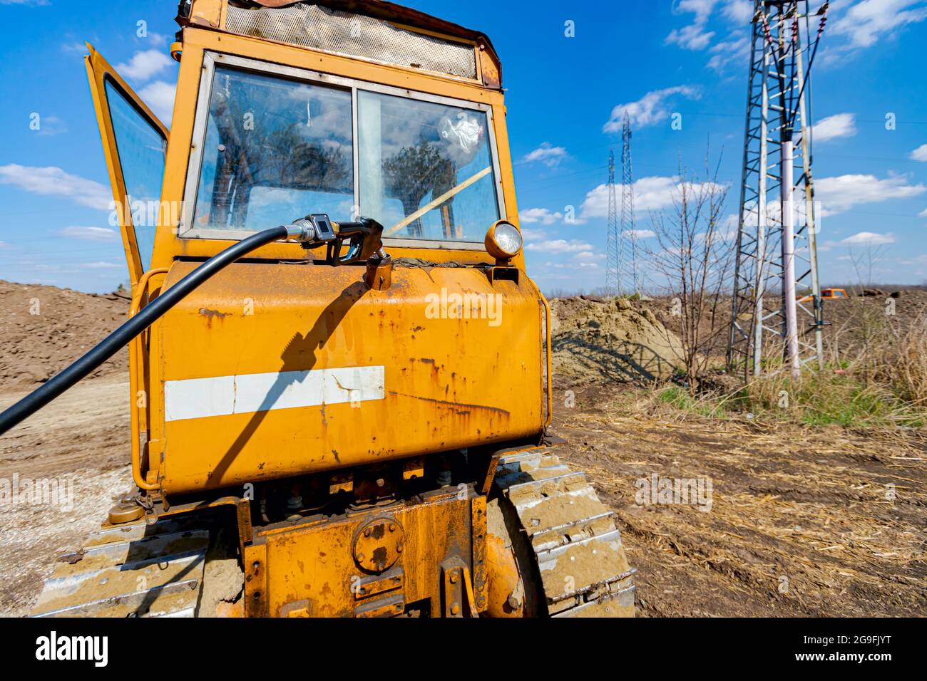 Fuel pump gun inserted in the reservoir of construction machine, pour
