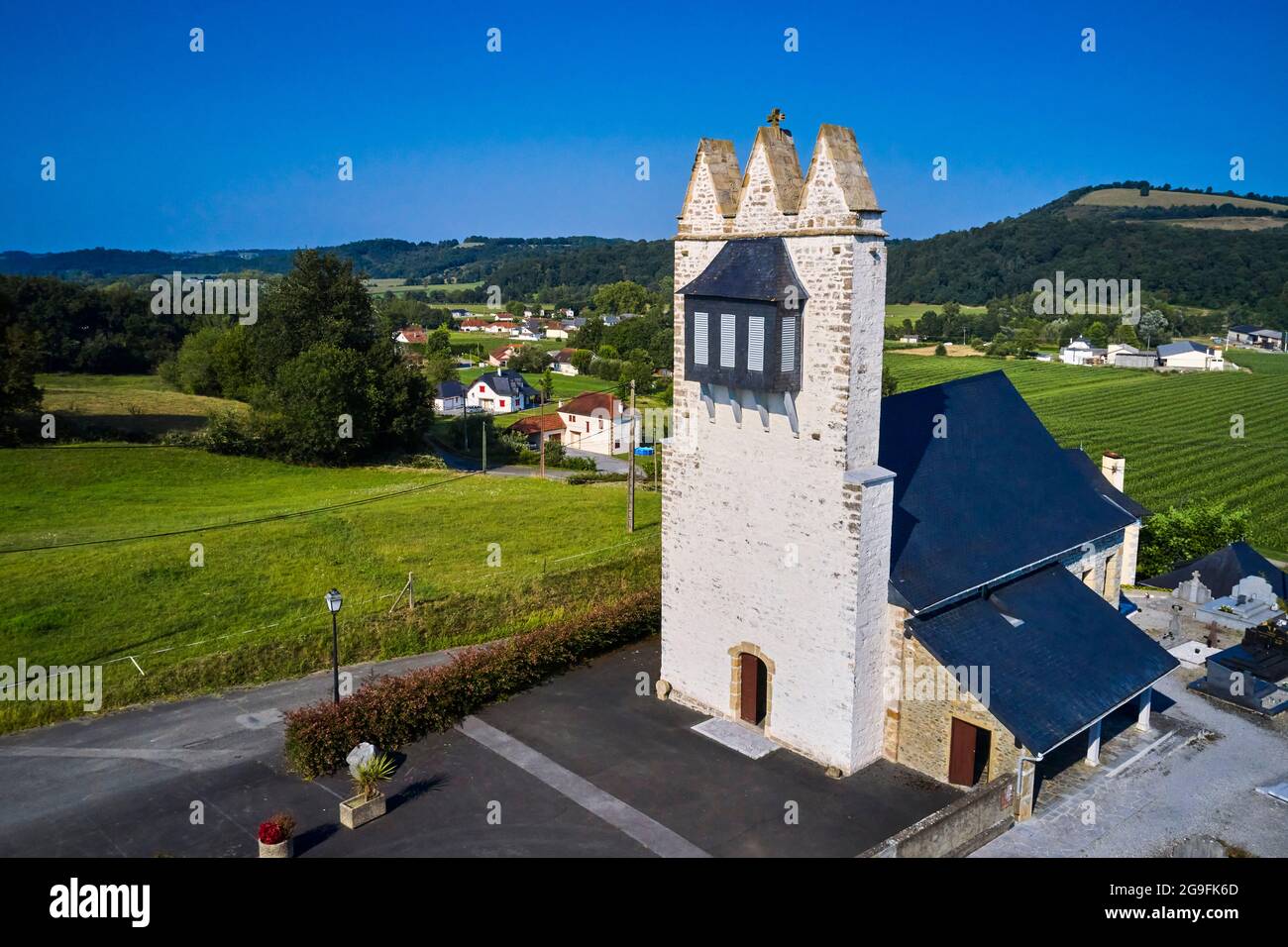France, Pyrénées-Atlantiques (64), Basque Country, Undurein, church with Trinitarian bell tower or Souletin bell tower Stock Photo