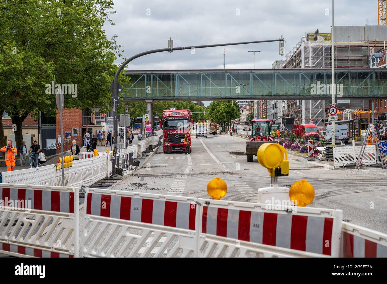 Der Hauptverkehrsknoten am Hauptbahnhof hat eine neue Fahrbahndecke bekommen, es entstand in der Innenstadt ein Verkehrschaos Stock Photo