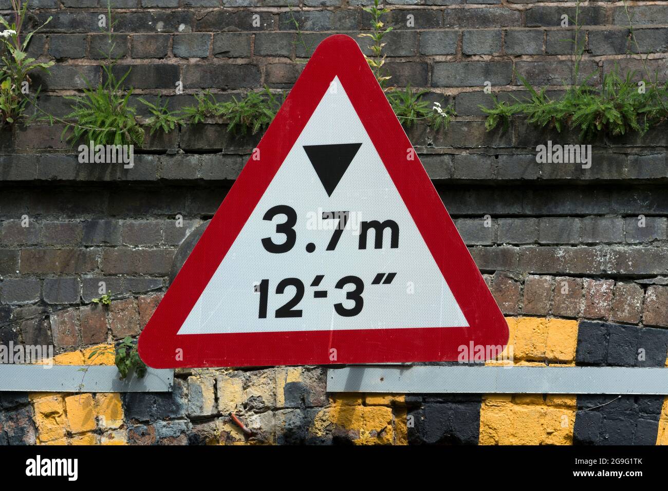 Height restriction sign on a railway bridge, Warwick, UK Stock Photo