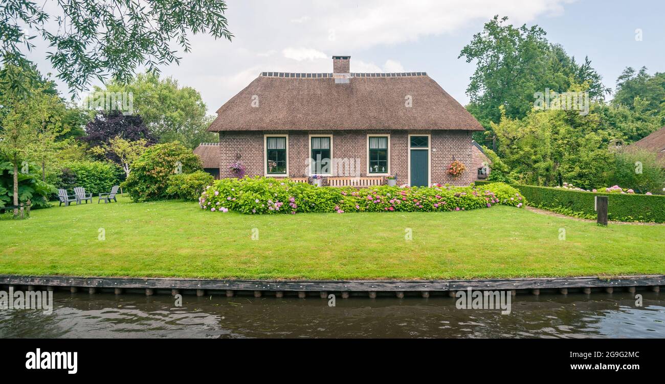 Traditional thatched house giethoorn holland hires stock photography