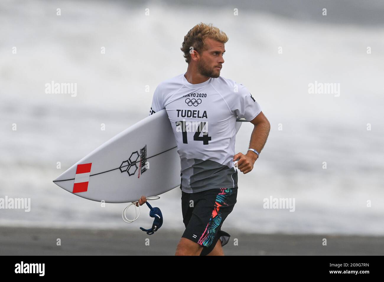 (210726) -- CHIBA, July 26, 2021 (Xinhua) -- Miguel Tudela of Peru reacts before the men's 3rd round surfing match at Tsurigasaki Surfing Beach in Chiba Prefecture, Japan, July 26, 2021. (Xinhua/Du Yu) Stock Photo