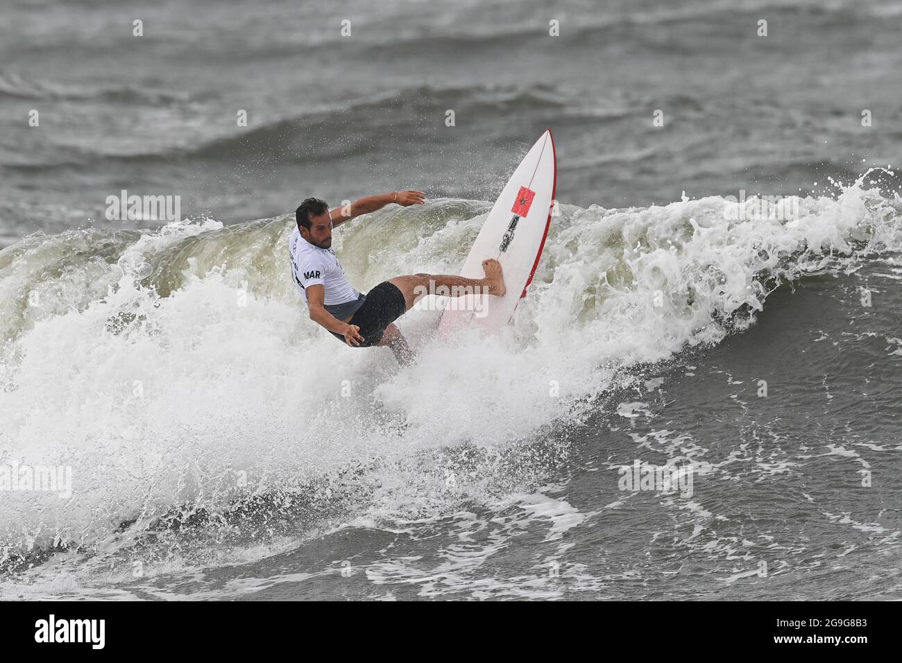 (210726) -- CHIBA, July 26, 2021 (Xinhua) -- Ramzi Boukhiam of Morocco competes during the men's 3rd round surfing match at Tsurigasaki Surfing Beach in Chiba Prefecture, Japan, July 26, 2021. (Xinhua/Du Yu) Stock Photo