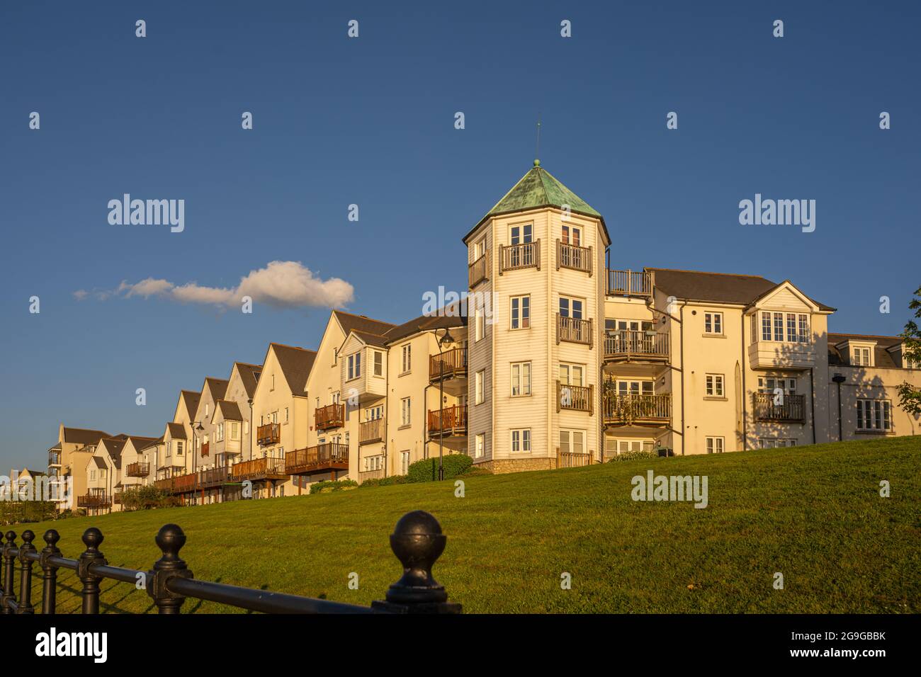 Housing development on the banks of the river Thames at Greenhithe, Ingress park,  Kent. Stock Photo