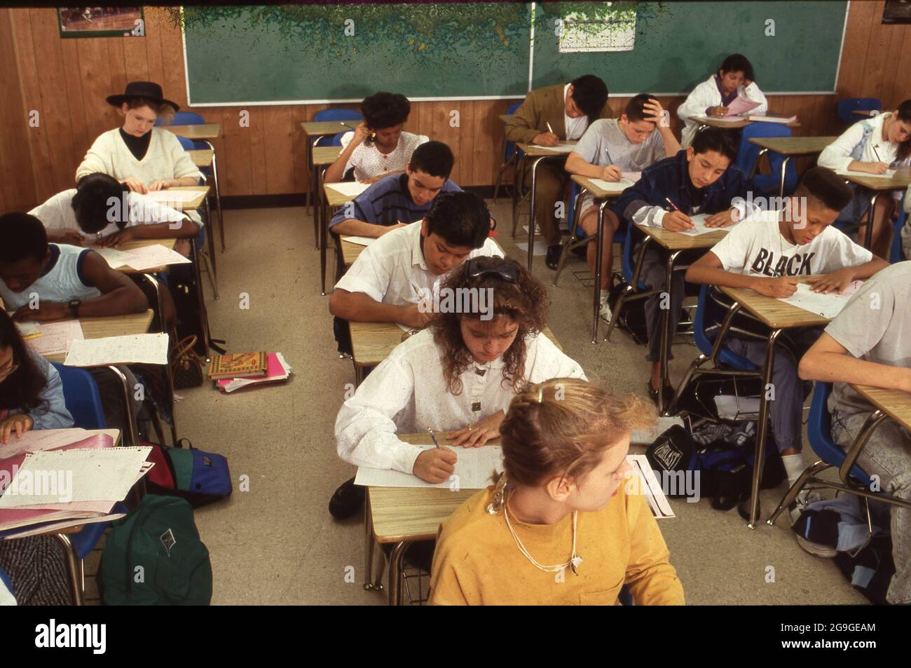 austin-texas-usa-1992-8th-grade-students-in-crowded-middle-school-classroom-take-a-math-test-bob-daemmrich-2G9GEAM.jpg