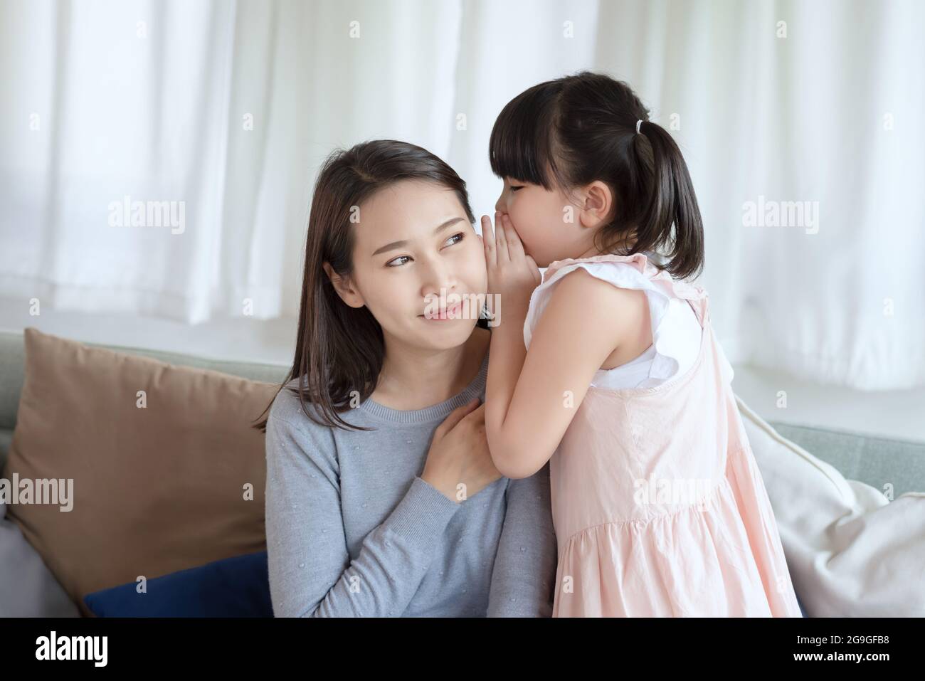 Asian mom daughter hug hi-res stock photography and images - Alamy