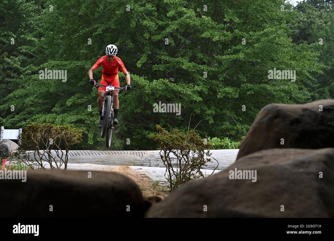 Shizuoka, Japan. 26th July, 2021. Zhang Peng of China competes during the men's cycling monutain cross-country race in Shizuoka, Japan, July 26, 2021. Credit: He Changshan/Xinhua/Alamy Live News Stock Photo