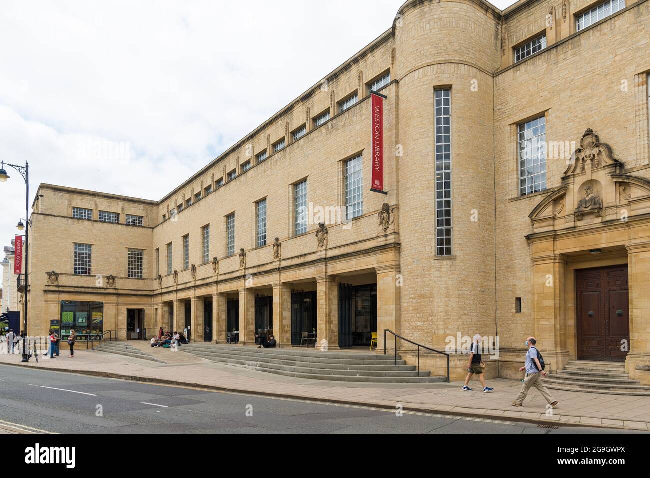 Sir Giles Gilbert Scott’s 1940s, Grade II listed, New Bodleian Library building, now known as the Weston Library, on Broad Street, Oxford, England, UK Stock Photo
