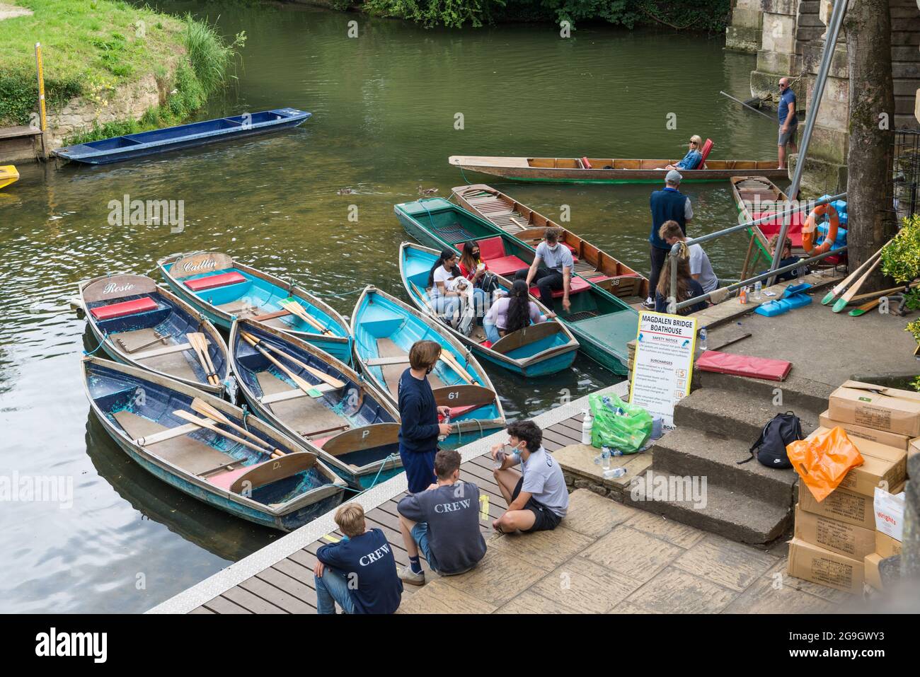 People hire small rowing boats and traditional punts at the Magdalen Bridge Boathouse on the River Cherwell, Oxford, England, UK Stock Photo