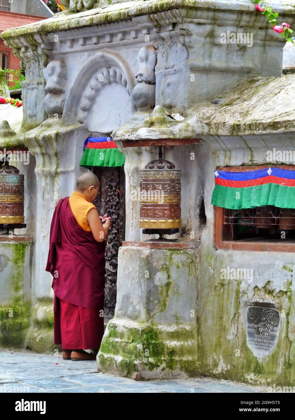 Buddhist monk praying hi-res stock photography and images - Alamy