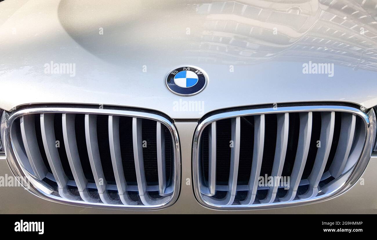 Bmw badge front radiator grill hi-res stock photography and images - Alamy