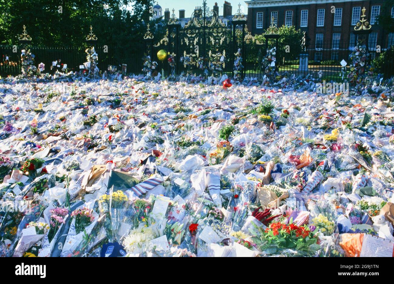 Floral Tributes for Princess Diana following her death on 31.08.97