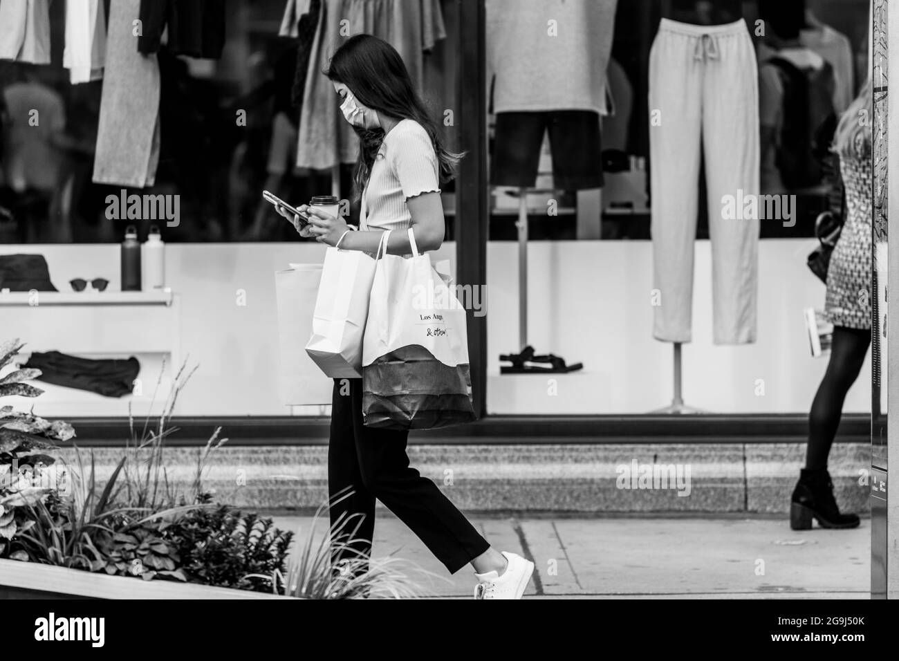 Uma Foto Noturna Baixo Ângulo Logotipo Roupa Zara Frente Sua — Fotografia  de Stock Editorial © wirestock_creators #653946902