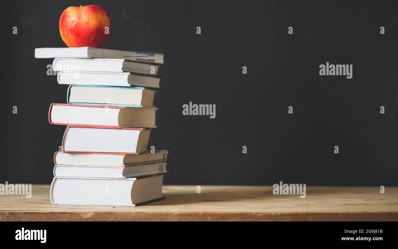 Pile of school books and note books hi-res stock photography and images ...