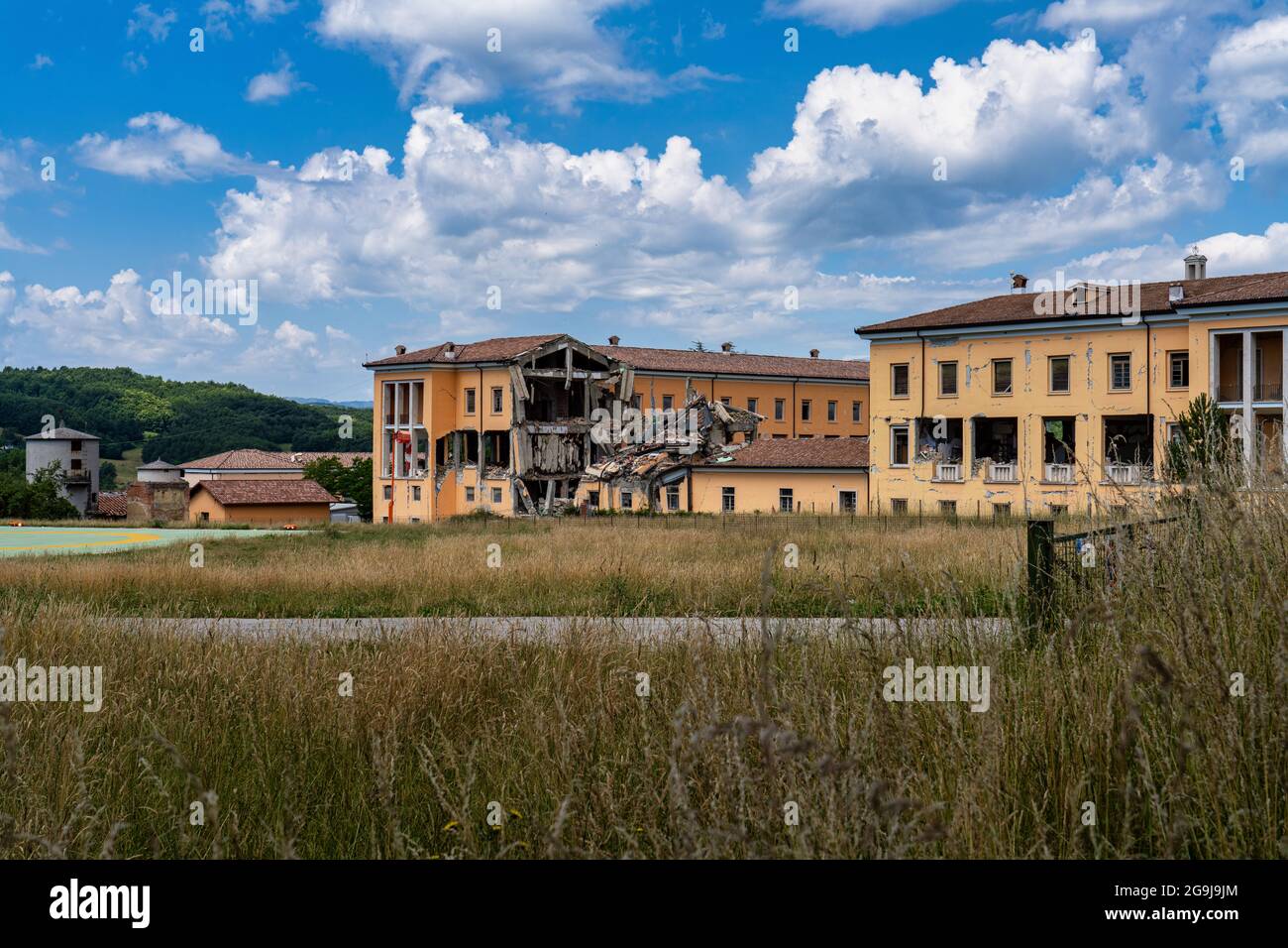 Central italian village of amatrice hi-res stock photography and images ...