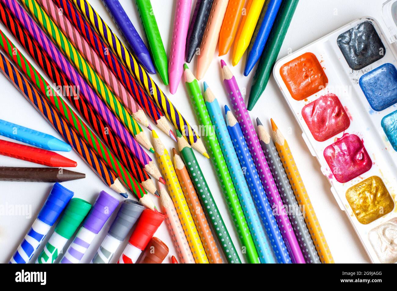 https://c8.alamy.com/comp/2G9JAGG/subjects-for-drawing-colored-pencils-crayons-markers-and-paints-on-white-background-2G9JAGG.jpg