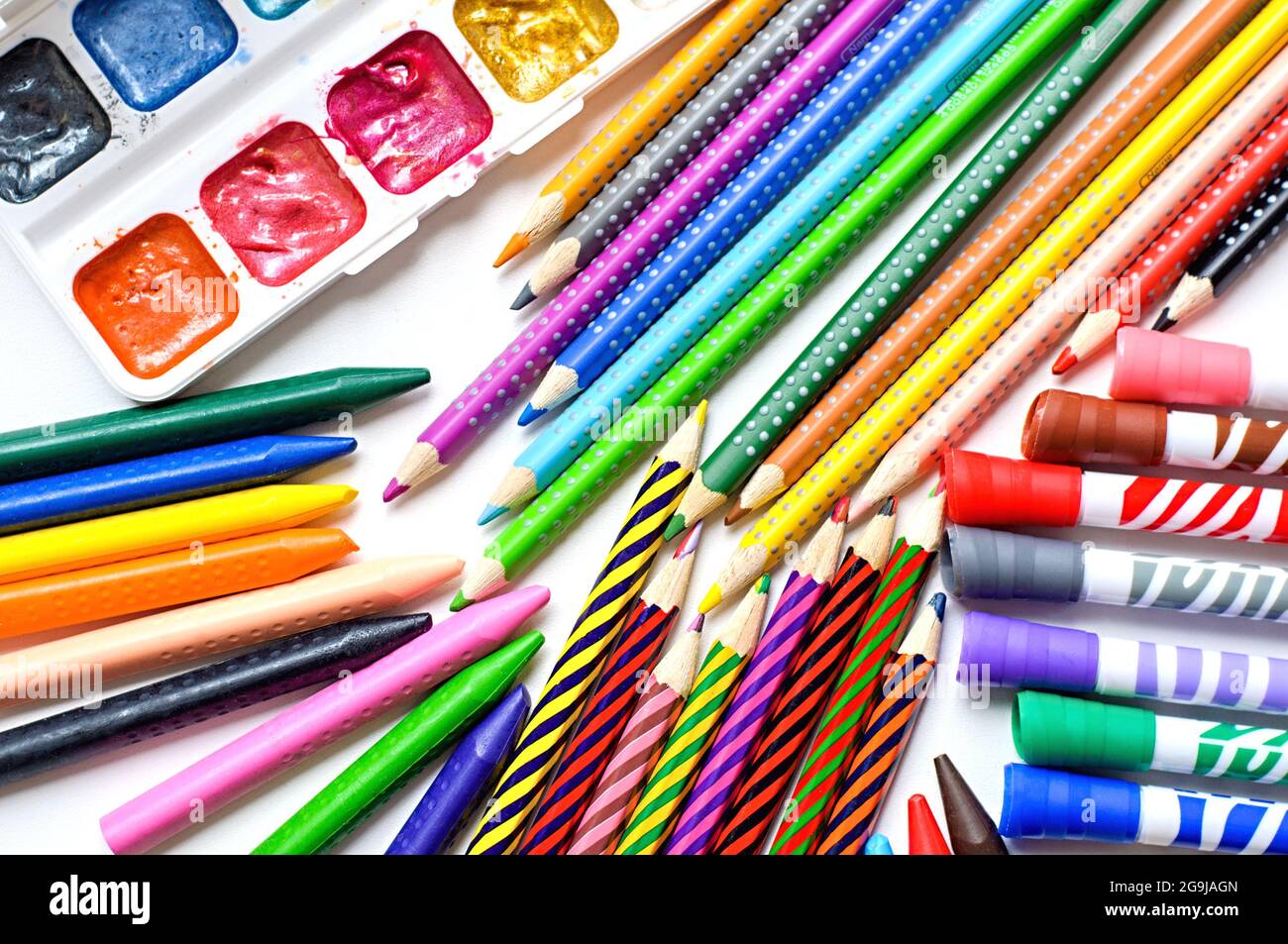 https://c8.alamy.com/comp/2G9JAGN/subjects-for-drawing-colored-pencils-crayons-markers-and-paints-on-white-background-2G9JAGN.jpg