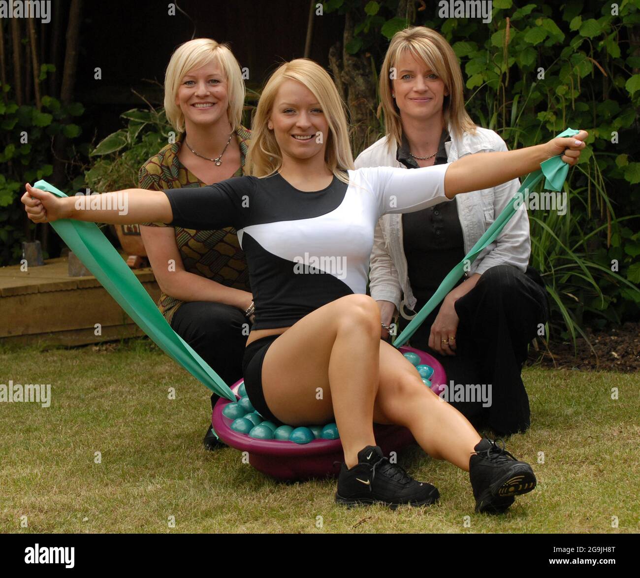 TWINS DEBBIE ,LEFT, AND JENNY RISEBOROUGH PUT JENNY BERNARD THROUGH HER PACES ON THE  REVOLUTIONARY BOOTY BUSTER WHICH HAS BEEN TESTED BY BOFFINS AT PORTSMOUTH UNIVERSITY. PIC MIKE WALKER,2008 Stock Photo