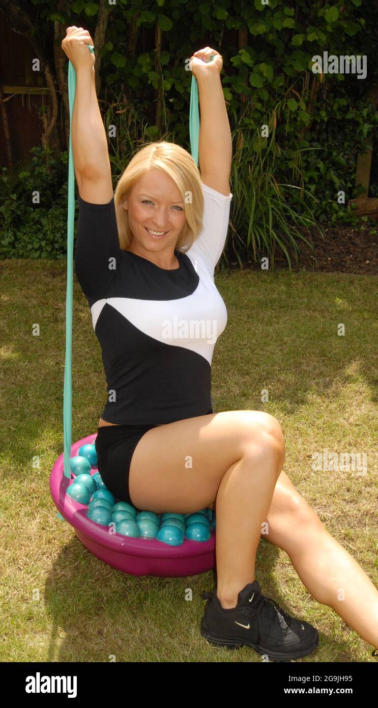 JENNY BERNARD GOES THROUGH HER PACES ON THE  REVOLUTIONARY BOOTY BUSTER WHICH HAS BEEN TESTED BY BOFFINS AT PORTSMOUTH UNIVERSITY. PIC MIKE WALKER, 2008 Stock Photo
