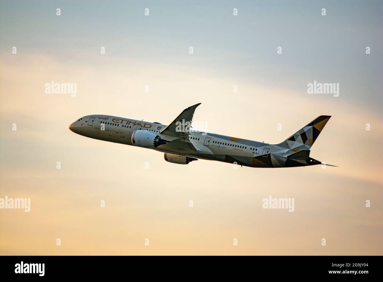 Chicago, IL, United States - July 25, 2021: Etihad Boeing 787-9 Dreamline (tail number A6-BLX) taking off from Chicago O'Hare International Airport. Stock Photo