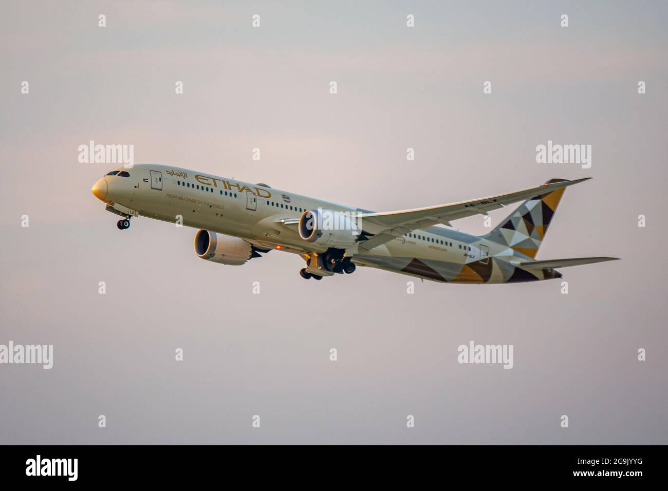 Chicago, IL, United States - July 25, 2021: Etihad Boeing 787-9 Dreamline (tail number A6-BLX) taking off from Chicago O'Hare International Airport. Stock Photo