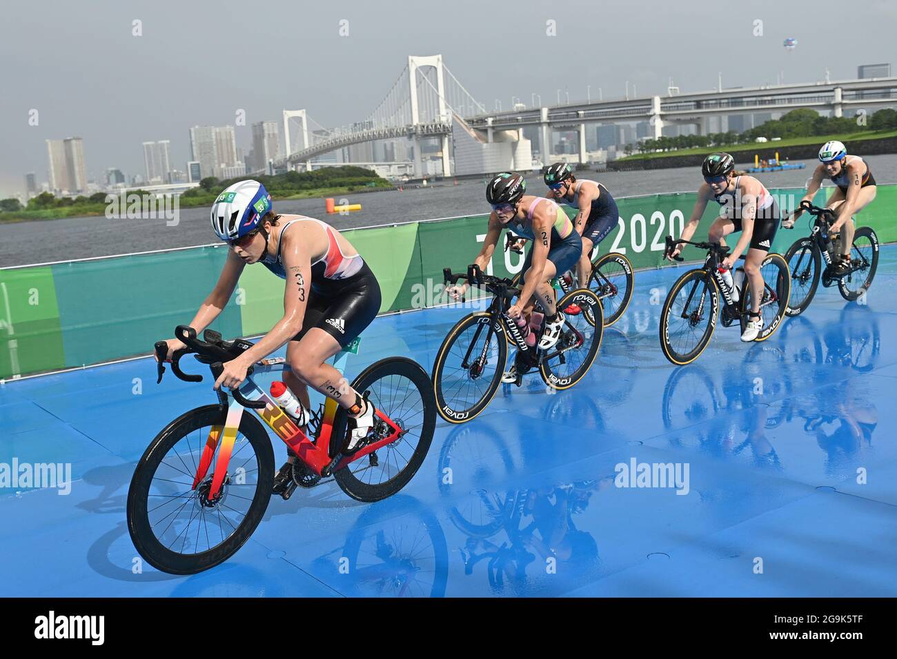 Tokyo, Japan. 27th July 2021. from left: Jessica LEARMONTH (GBR), Flora DUFFY (BER) on the bike, cycling in front of the Rainbow Bridge, action, triathlon women, women on 07/27/2021, Odaiba Marine Park Olympic Summer Games 2020, from 07/23 to 17/19/2021. - 08.08.2021 in Tokyo/Japan. Credit: dpa picture alliance/Alamy Live News Stock Photo